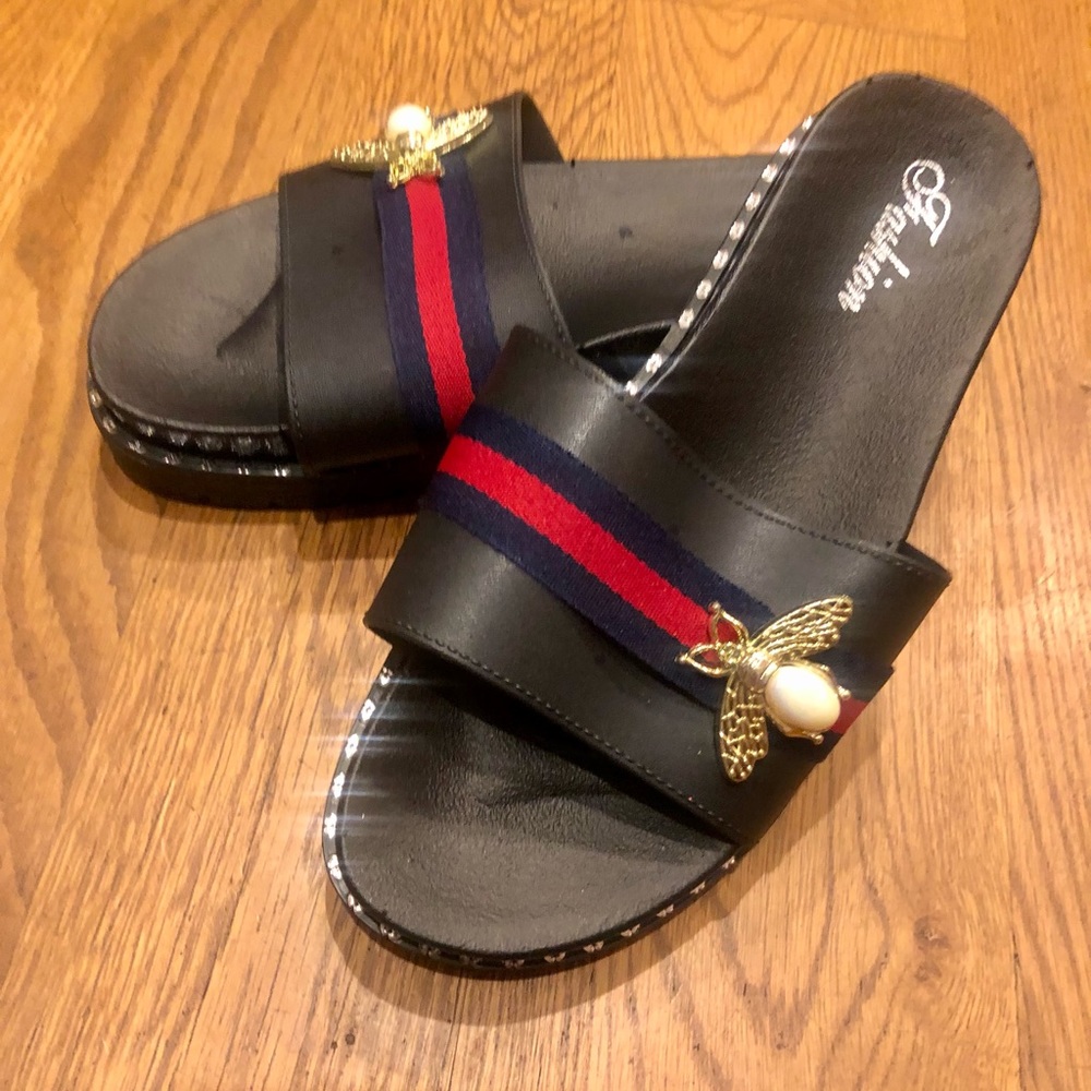 Womens 8.5 Black slide sandals with gold tone/pearl bees.
